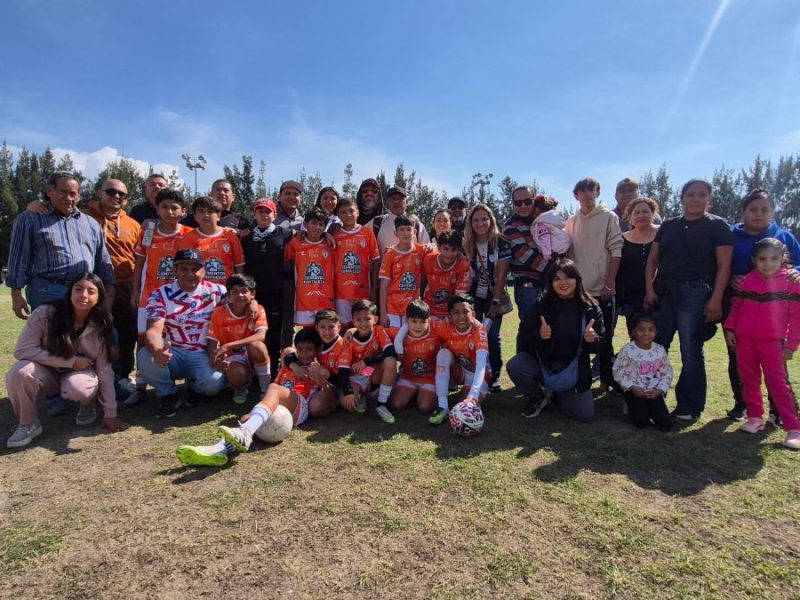 Con el apoyo de decenas de familiares, los jóvenes de Pachuca Irapuato compiten en la tercera edición invernal de la Copa Nacional León AM. Foto: Gabriel Márquez.