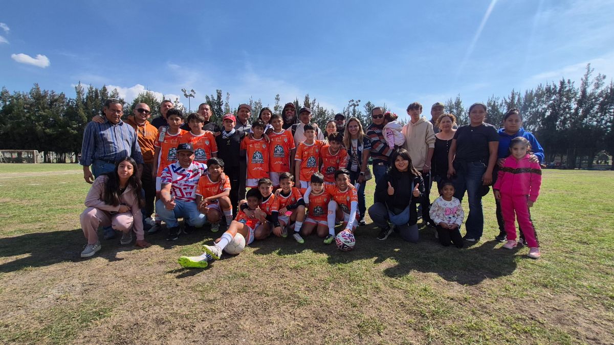 Con el apoyo de decenas de familiares, los jóvenes de Pachuca Irapuato compiten en la tercera edición invernal de la Copa Nacional León AM. Foto: Gabriel Márquez.