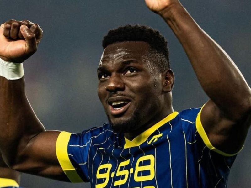 Daniel Mosquera celebrando un gol con el Hellas Verona.