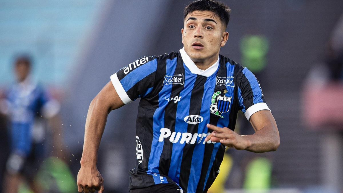 Nicolás Vallejo en un juego con el Liverpool de Uruguay.