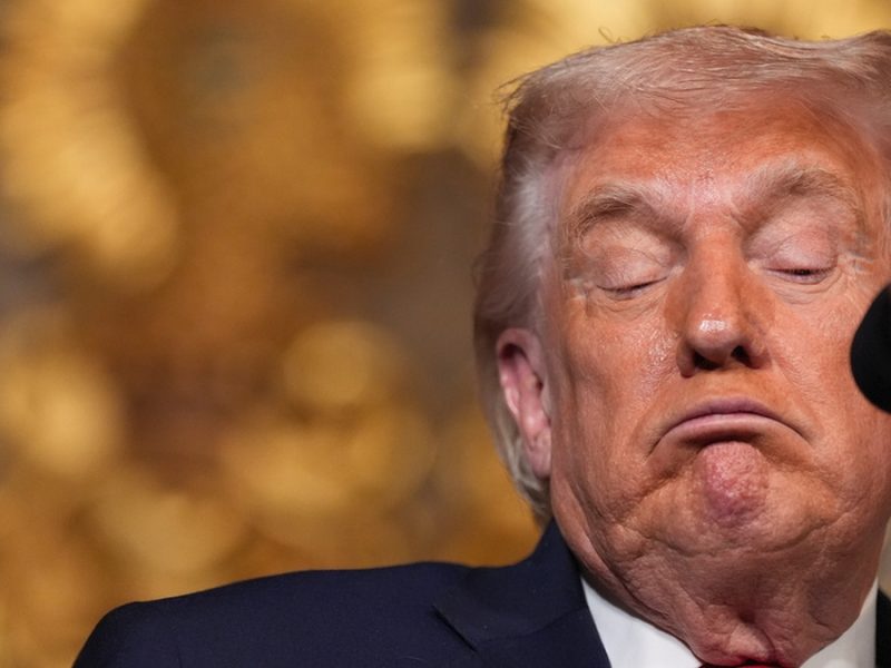 Retrasa CBS News de último momento, programa que critica política migratoria de Donald Trump