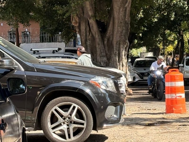 Acusan vecinos que particulares cobran de 50 a 100 pesos por estacionarse en la vía pública de Embajadoras
