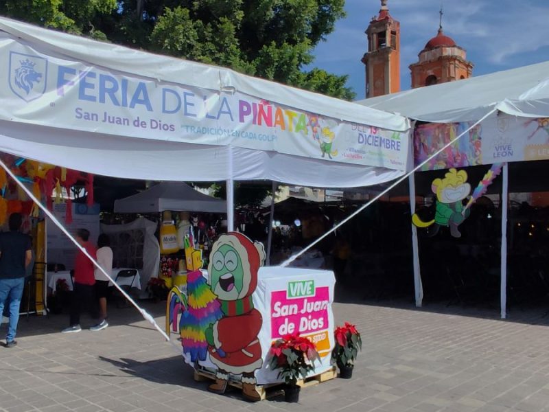 Festival de la Piñata en la plaza San Juan de Dios