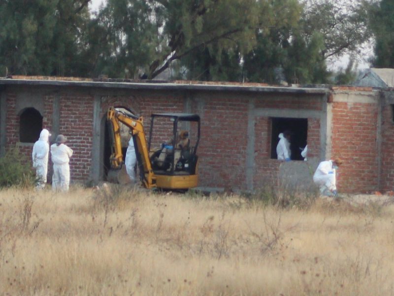 Localizan otra vez madres buscadoras cuerpos en fosa clandestina en Silao; localizan dos más