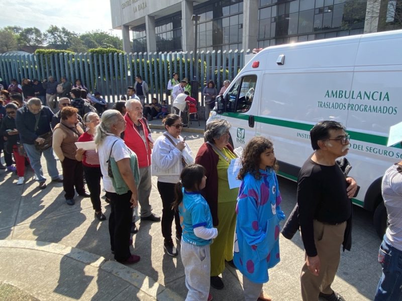 Hacen largas filas, esperan hasta cinco horas para conseguir cita médica en IMSS… hasta mayo