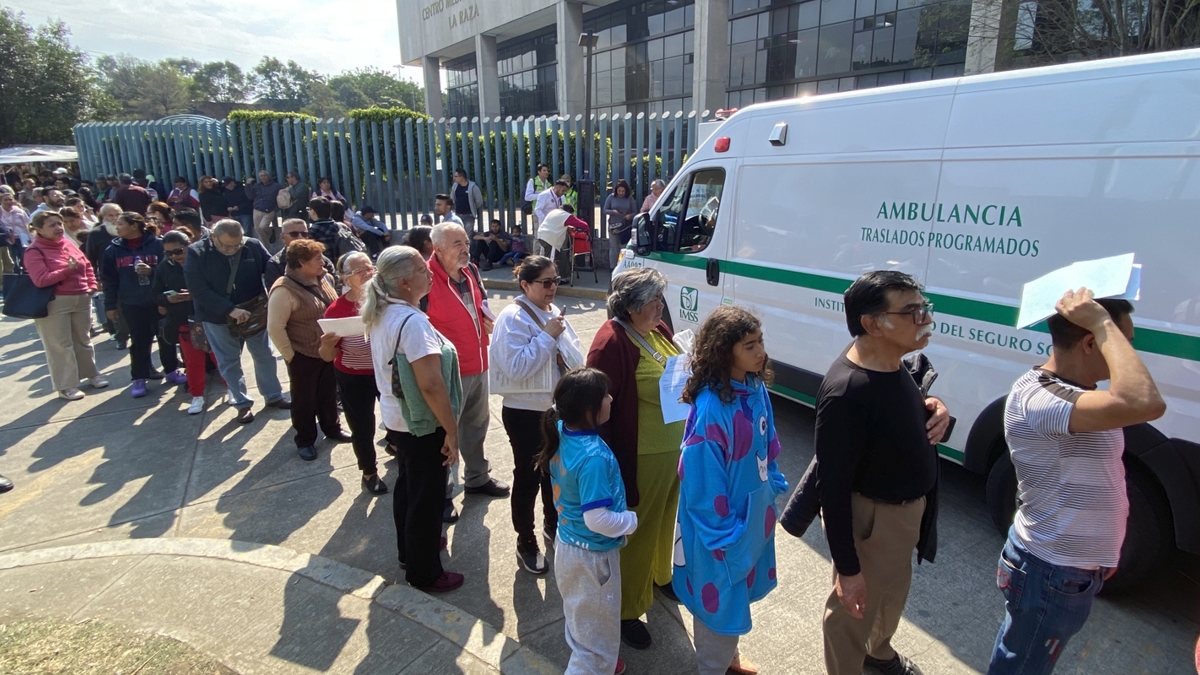 Largas filas en el IMSS para sacar cita en CDMX