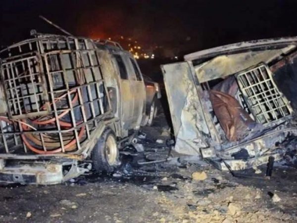 Incendian dos camionetas y aseguran hidrocarburo en San Agustín Tlaxiaca