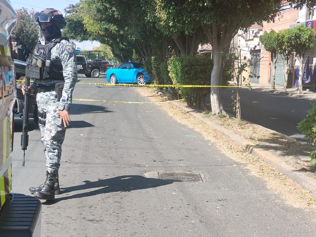 Balean a hombre; herido condujo hasta chocar con camellón donde murió
