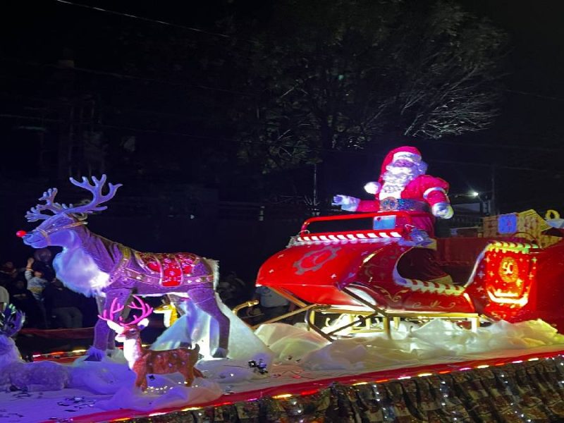 Familias, alegría y luces: así fue el desfile navideño “La Magia de Santa”