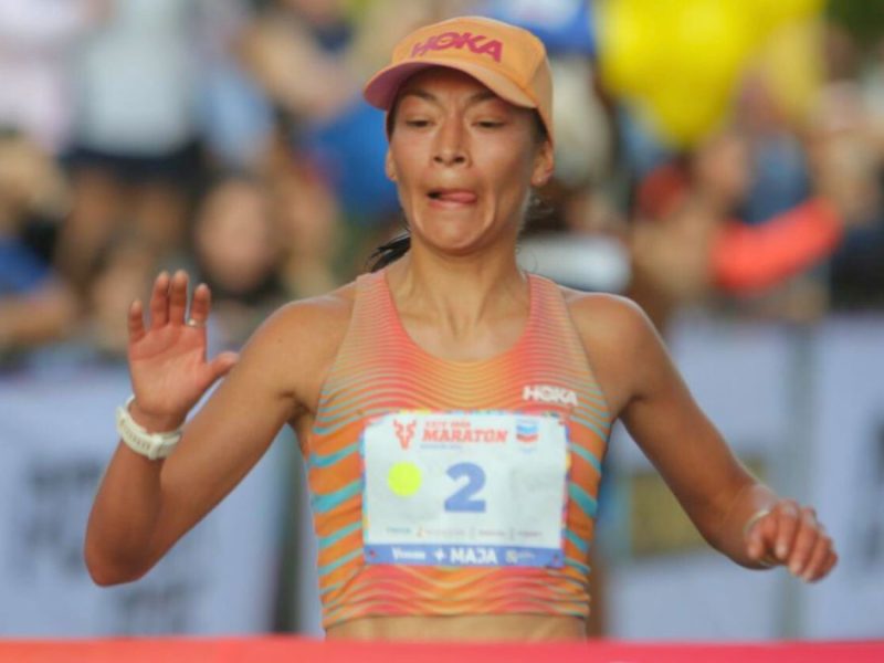 Laura Galván al cruzar la meta en el Maratón Pacífico en Mazatlán. Foto redes sociales de El Noroeste.