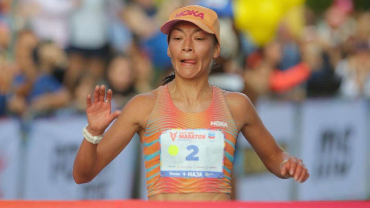 Laura Galván al cruzar la meta en el Maratón Pacífico en Mazatlán. Foto redes sociales de El Noroeste.
