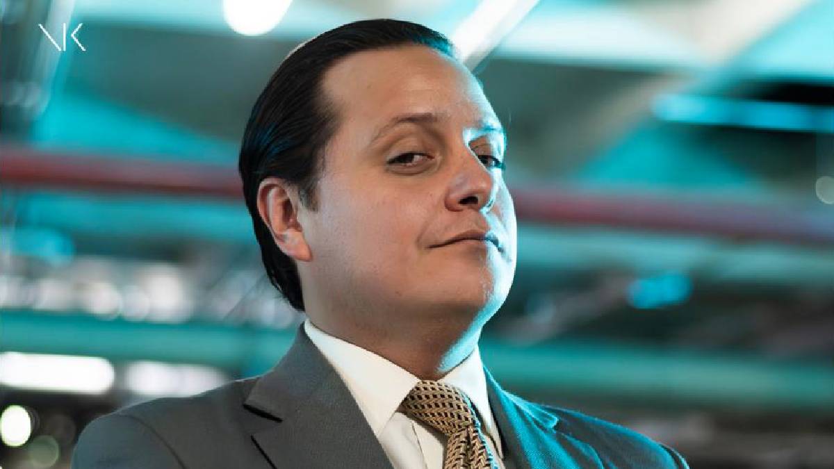 Manuel Calderón interpreta a Gutiérrez en la serie Amor de oficina de Netflix estreno enero 2026