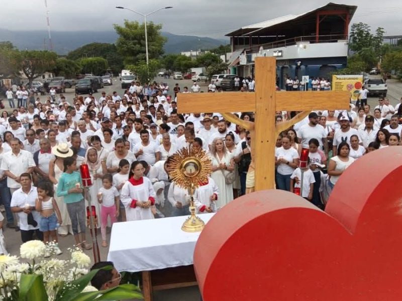 Marcha por la paz tras coche bomba en Coahuayana