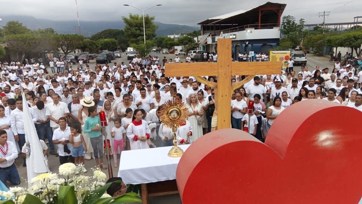 Marcha por la paz tras coche bomba en Coahuayana