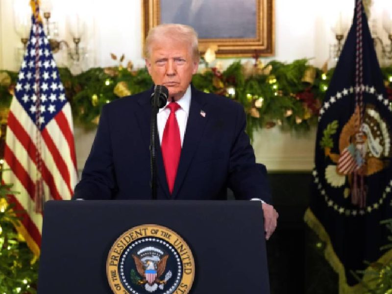 Ofrece Trump bono navideño a militares y promete auge en economía