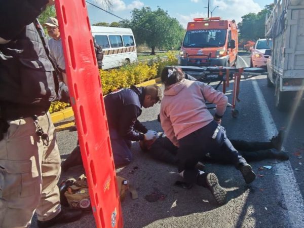 Muere motociclista tras chocar contra camioneta en la Prolongación 16 de Septiembre, en Moroleón