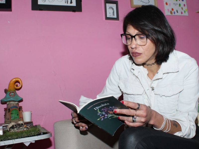 Presenta poemario “Disoluta”