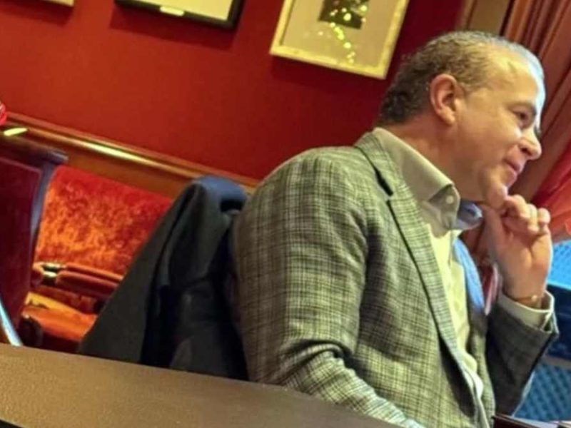 Se pasea Raúl Rocha Cantú en París; lo captan en Bar Vendôme, pese a ser buscado por la FGR