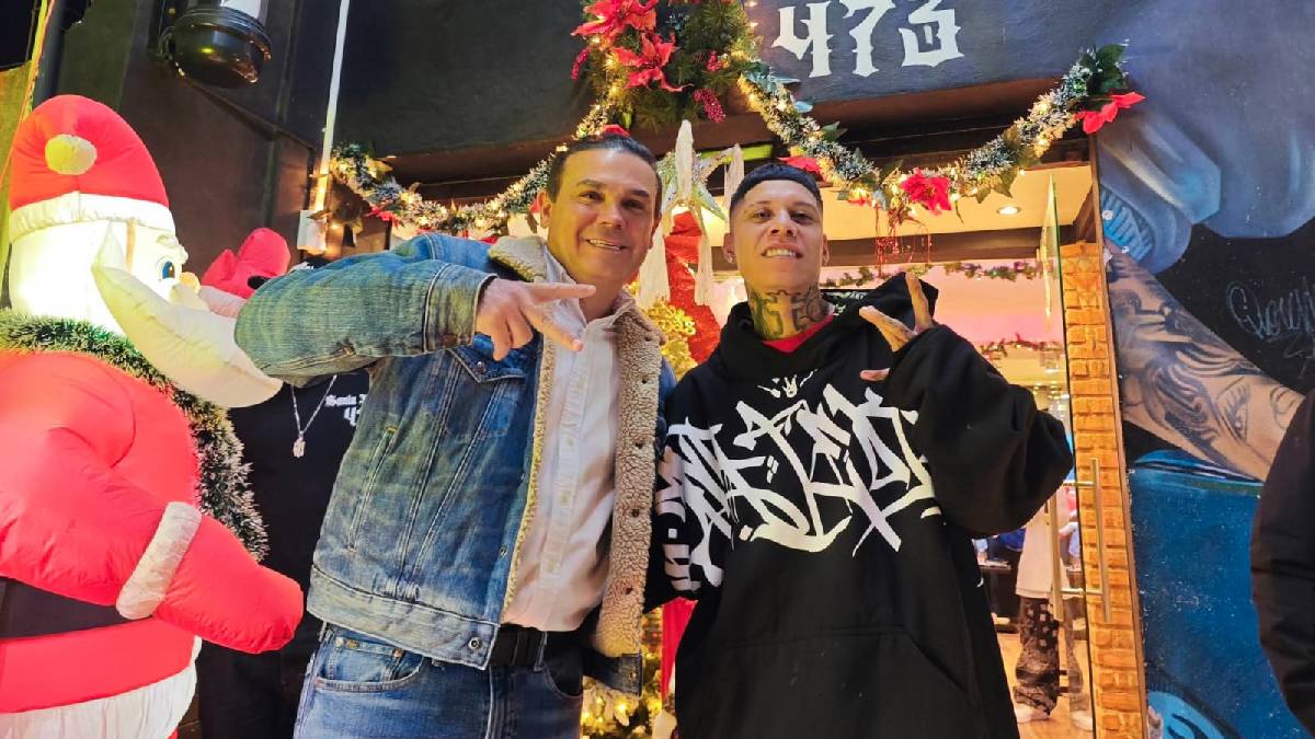 Santa Fe Klan y exalcalde Alejandro Navarro en su fiesta de fin de año en la colonia Santa Fe