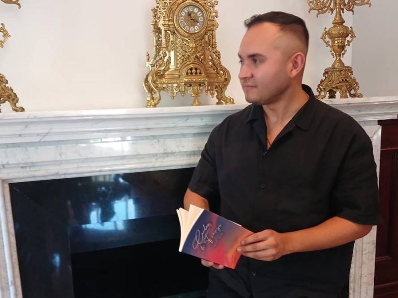 Sebastián Sáenz busca inspirar a jóvenes con su libro ‘Caídas de fuerza’, que surgió entre giras musicales