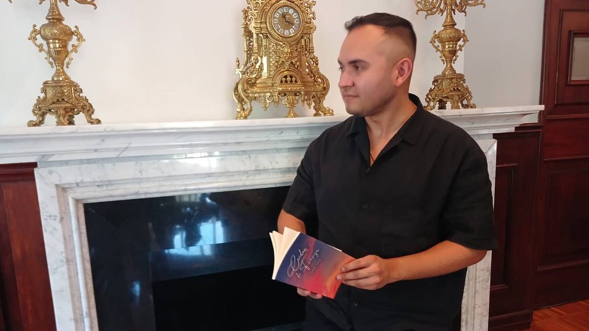 Sebastián Sáenz presentando su libro Caídas de fuerza en León