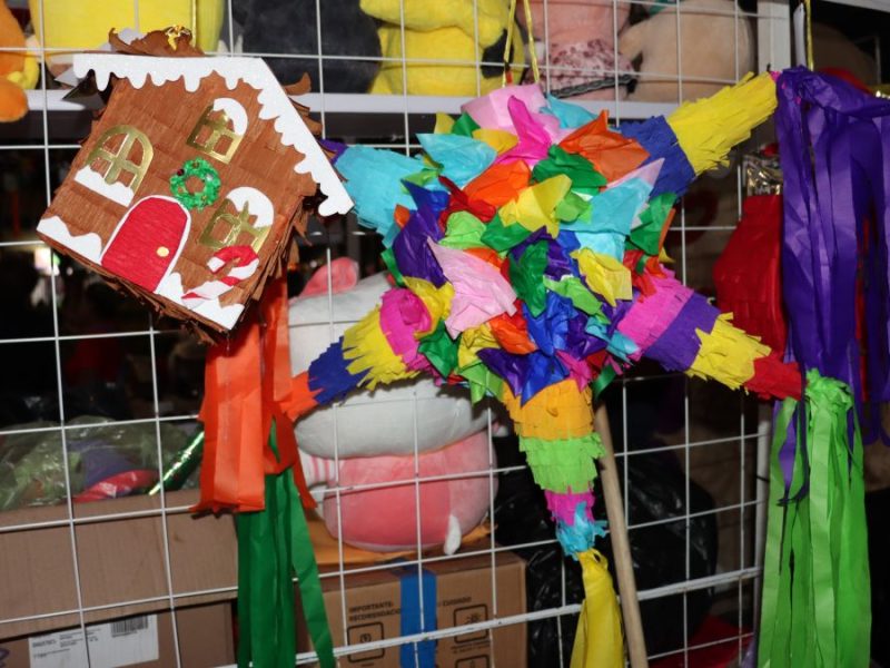 San Juan de Dios se llena de color y tradición con la 2da Feria de las Piñatas en vísperas navideñas