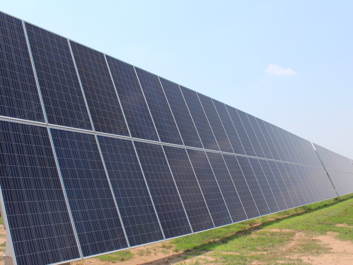 Intermitencia en la red por fuentes limpias obliga a impulsar el Almacenamiento Eléctrico.