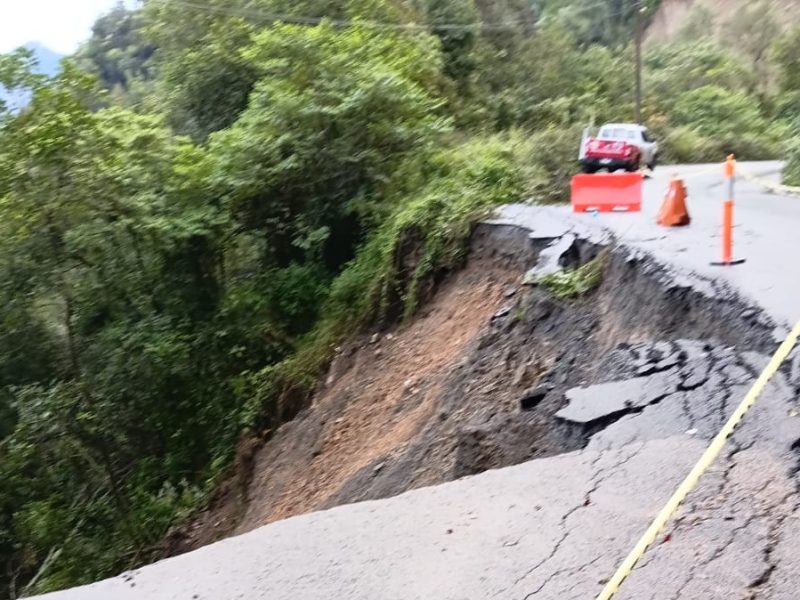 Mantienen vigilancia por derrumbes en carretera de Tenango de Doria