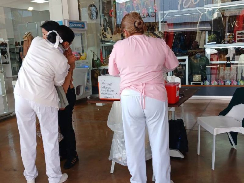 ¡Aprovecha las compras! Instalan módulo de vacunación en Outlets de León
