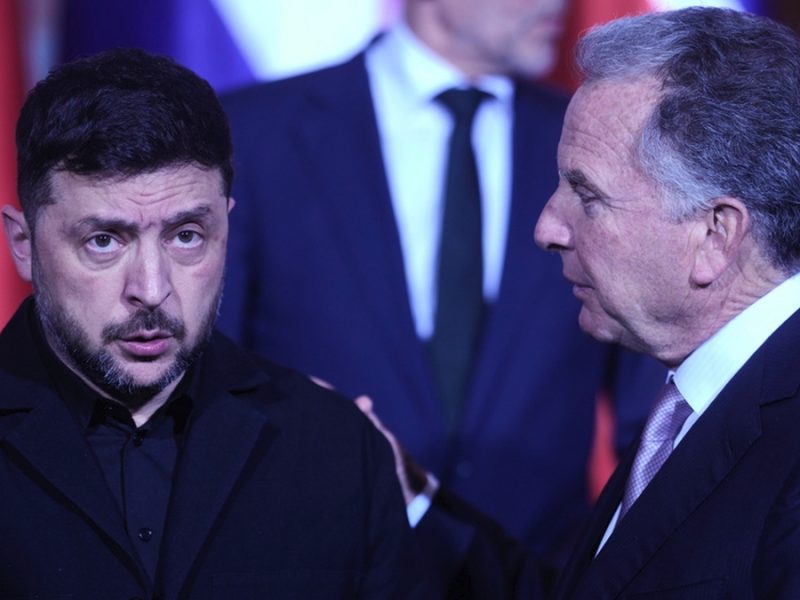 Volodymyr Zelenskyy, izquierda, y Steve Witkoff