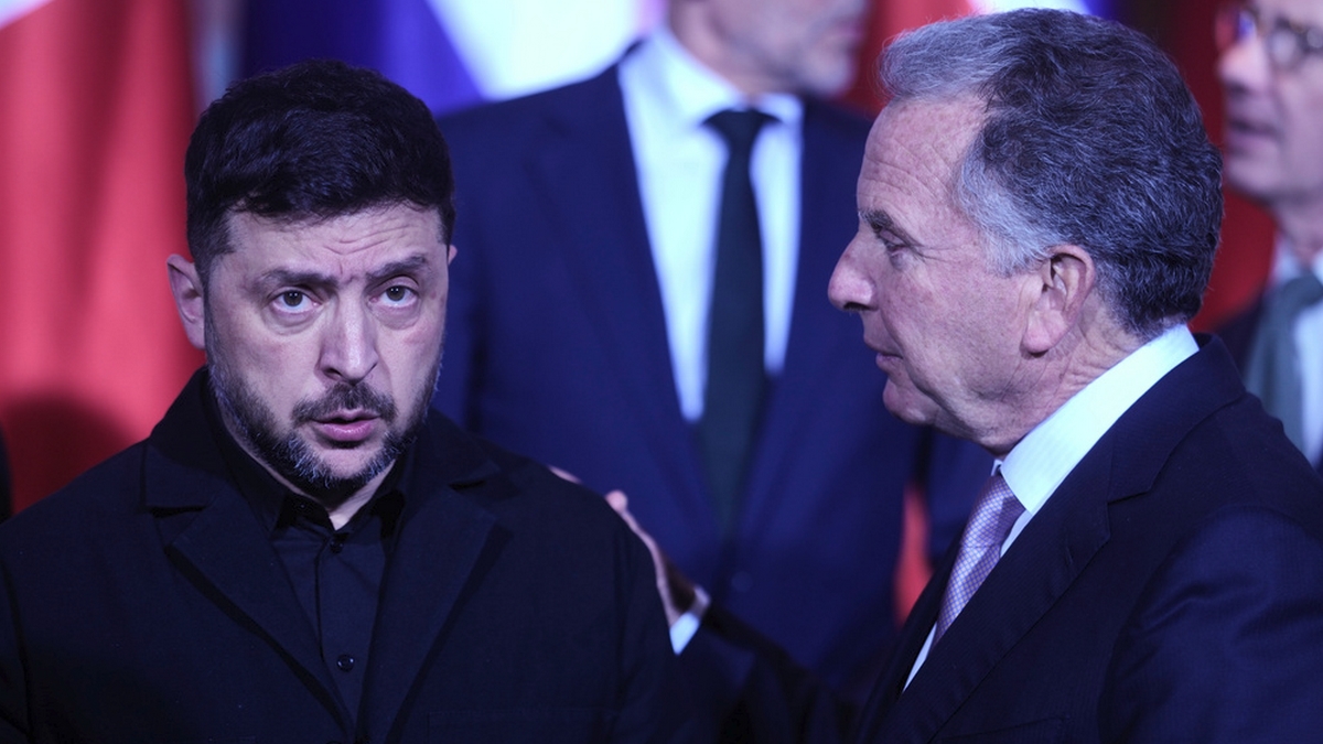 Volodymyr Zelenskyy, izquierda, y Steve Witkoff