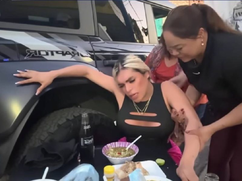 Tras cirugía, Wendy Guevara casi se desvanece en pleno en vivo a causa de un estornudo