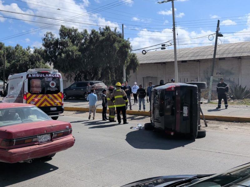 Vuelca camioneta en bulevar Minero; no se reportan lesionados