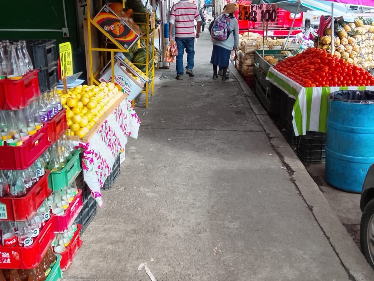 Desorden y comercio irregular desbordan la Central de Abastos de Tulancingo