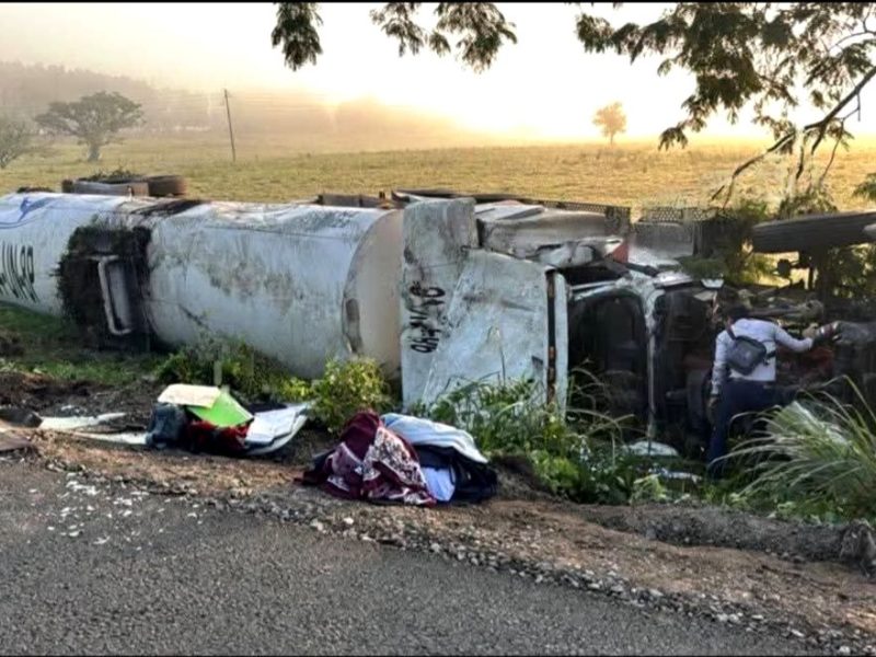Vuelca pipa con combustible en la carretera Tempoal–Huejutla