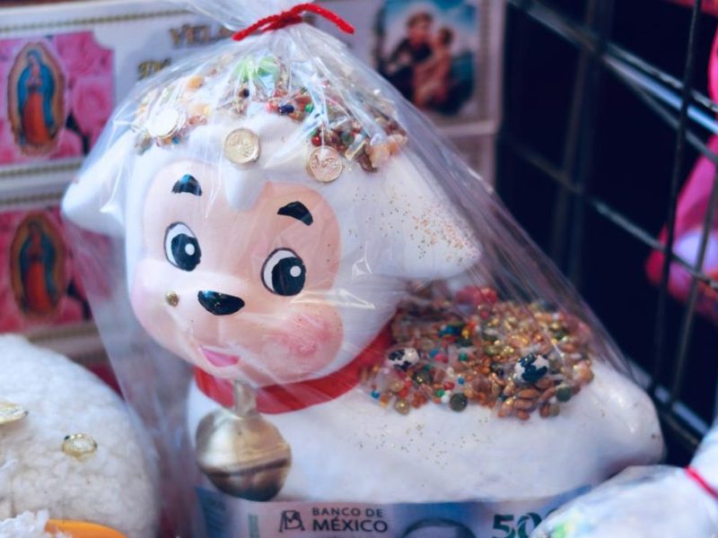 Bajan ventas de amuletos y artículos de fin de año en mercados de Pachuca