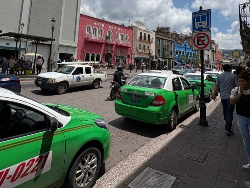 Sufren capitalinos con conductores de transporte turístico; les “roban” las paradas, afirman