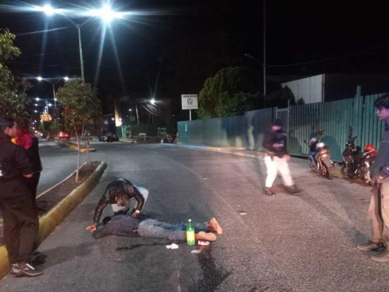 Motociclista borracho y sin casco derrapó frente al IMSS de Moroleón; sufre múltiples lesiones