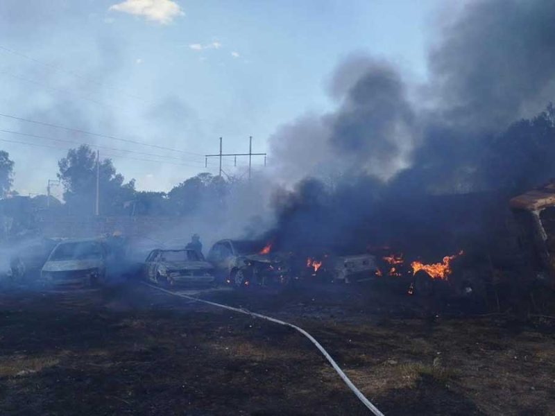 Pirotecnia navideña provoca feroz incendio en corralón de Apaseo el Grande, fuego consume 25 autos