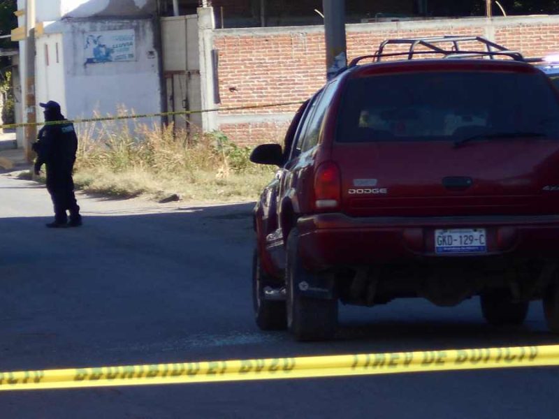 Matan a “El Chaka” en su camioneta; sicarios regresan para dispararle a curiosos en Irapuato