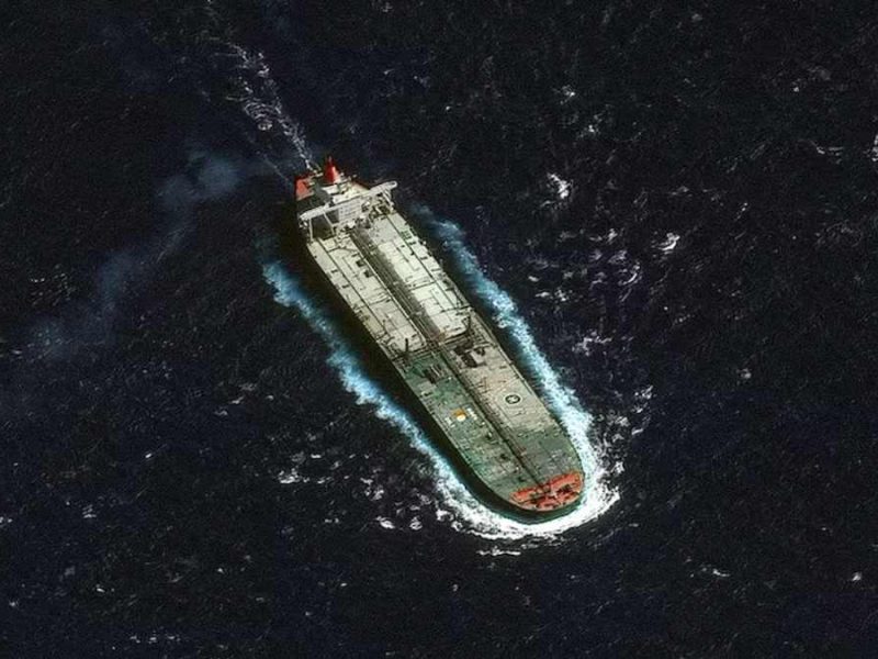 Incauta EU otro gran buque petrolero de Venezuela; ejército apoya con helicópteros