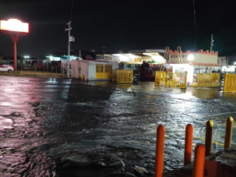 Se desborda canal de Coria; inunda calle y estacionamiento de Central de Abastos
