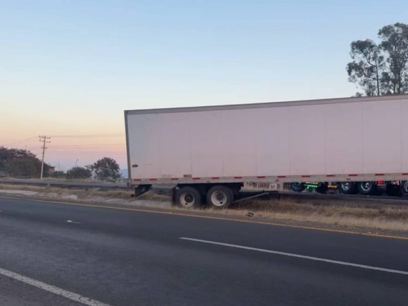 Camión pierde el control en la carretera Pénjamo-La Piedad; provoca caos vial por varias horas