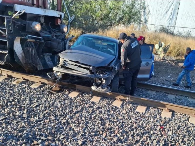 Muere automovilista tras choque con tren en Huichapan