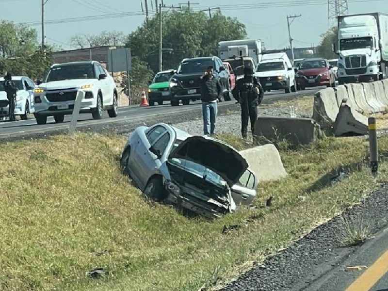 Choque en la Apaseo-Celaya deja dos menores heridos y caos vial