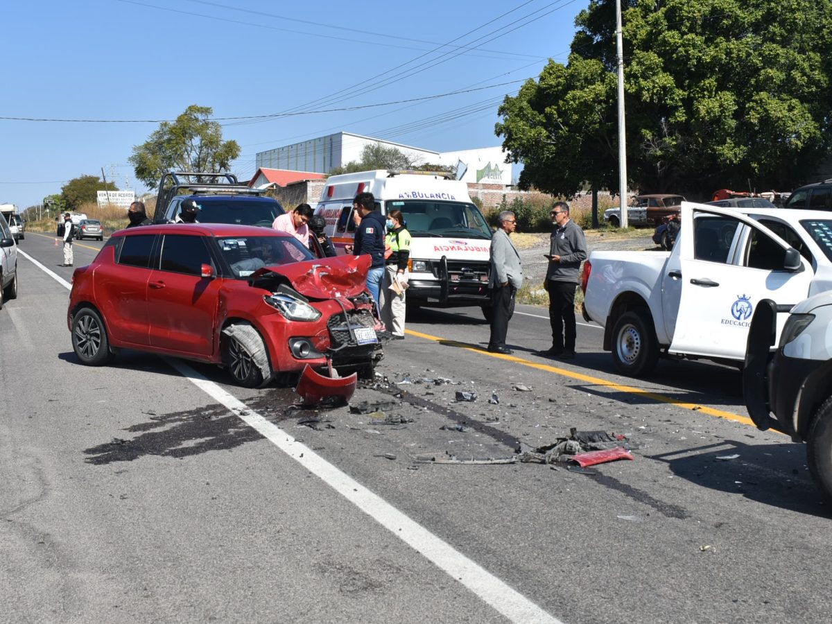 Invade carril y ocasiona choque conductor de camioneta de la SEG en Uriangato