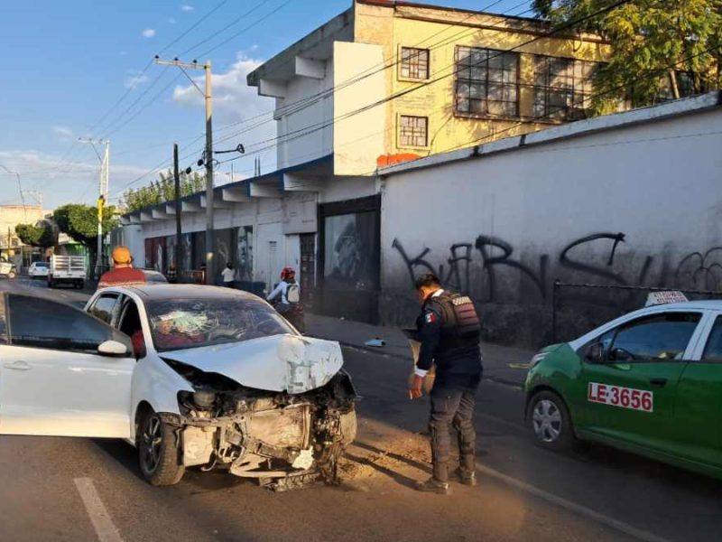 Le fallan frenos a su Polo y se estrella contra poste de luz en el bulevar Mariano Escobedo