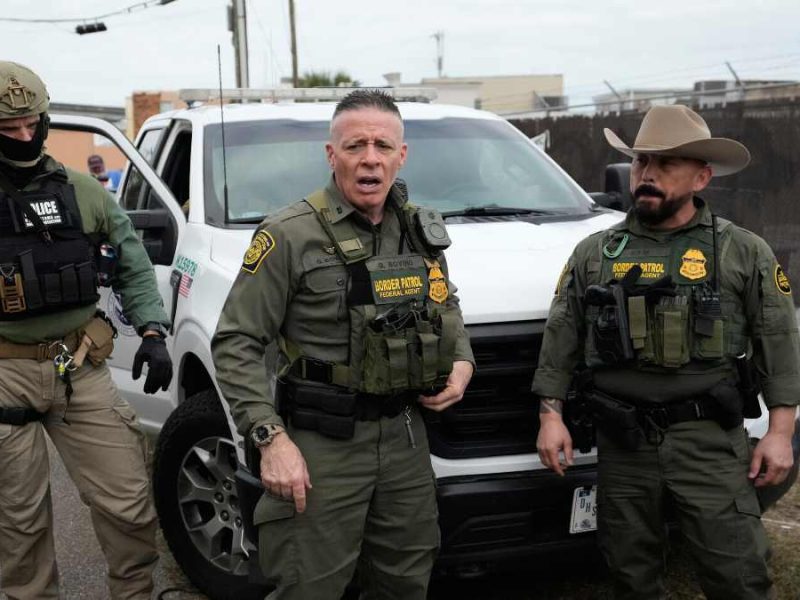 EU demanda a gobernador por proteger a migrantes en juzgados, hospitales y guarderías