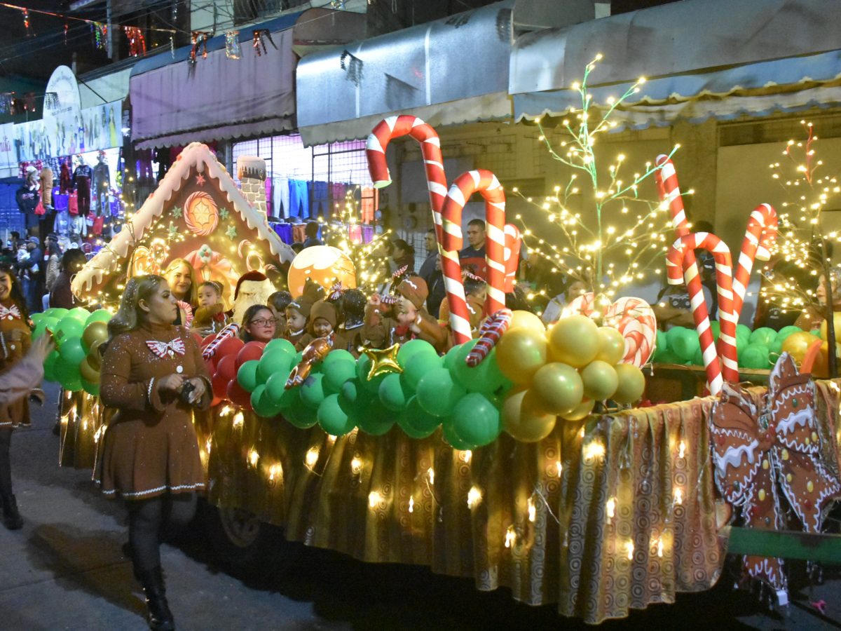 Deja desfile navideño de Uriangato ambiente de armonía y paz