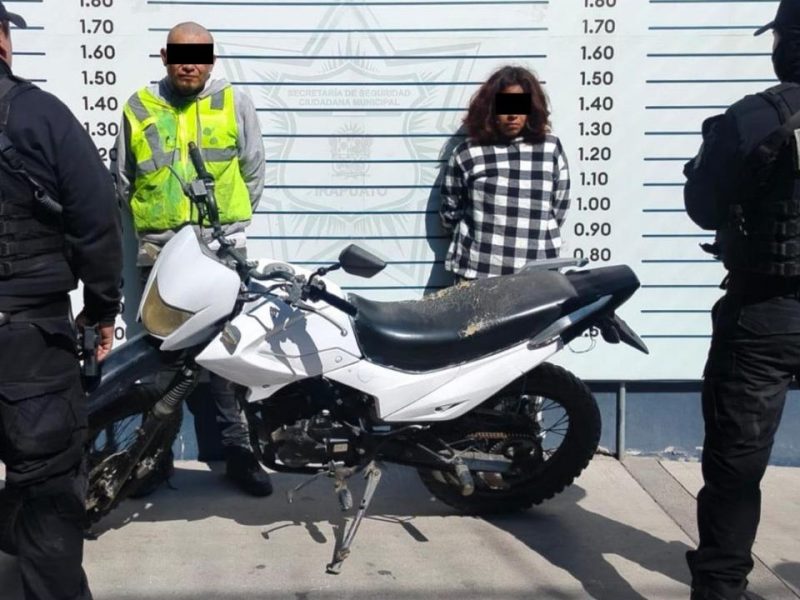 Detienen a pareja por robo en un minisúper